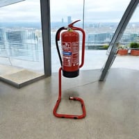 حامل طفاية حريق - متنقل وسهل الاستخدام