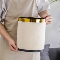 سلة مهملات دائرية بلاستيك ابيض مقلم باطار ستيل ذهب...