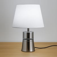 مصباح طاولة عصري بقاعدة معدنية فضية ودرع قماشي بيج
