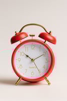 ساعة منبّه كلاسيكية باللون الأحمر مع جرس مزدوج