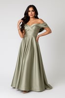 فستان سهرة بتصميم فاخر مكشوف الأكتاف