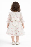 فستان بناتي ناعم بلون أوف وايت مزين بورود زرقاء وي...