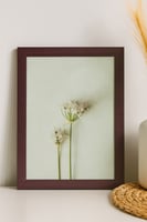 لوحة فنية بإطار أنيق وتصميم زهور طبيعية