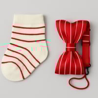طقم إكسسوار أولادي أحمر بخطوط بيضاء - جوارب وبابيو...