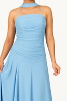 فستان سهرة وردي ناعم بتصميم مكشكش وأكتاف رفيعة