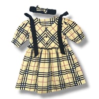 فستان أطفال بنقشة الترتان مع ربطة شعر أنيقة