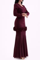 طقم نسائي أنيق باللون العنابي بتفاصيل وردية فاخرة