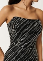 فستان سهرة أنيق بتصميم عصري بلا أكتاف