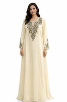 جلابية كريمية فاخرة بتطريز ملون أنيق على الصدر وال...