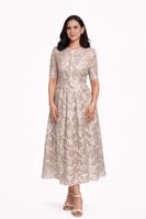 طقم نسائي راقٍ بالدانتيل المطرز وأزرار لؤلؤية