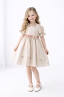 فستان بناتي أنيق بلون أوف وايت مع حزام أزرق وورود...