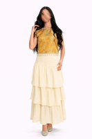 طقم أنيق بتوب ذهبي مطرّز وتنورة كريمية متعددة الطب...