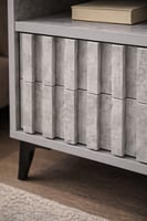 كومدينة خشبية أنيقة بواجهة مضلعة – تصميم عصري فاخر