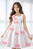 فستان بناتي أبيض مزين بفيونكات وردية – إطلالة ناعم...