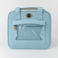 شنطة مواليد أنيقة بتصميم عملي وواجهة شفافة