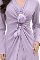 فستان سهرة أنيق بلون خمري مع وردة بارزة وطيات ناعم...