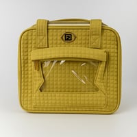 شنطة مواليد أنيقة بتصميم عملي وواجهة شفافة