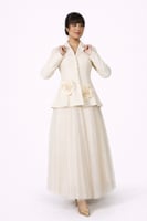 طقم نسائي أوف وايت راقٍ بجاكيت مزين و تنورة تول