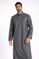 ثوب رجالي رمادي كلاسيكي – أناقة عصرية بإحساس فاخر