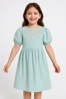 فستان بناتي ناعم بأكمام منفوخة وتطريز على الرقبة