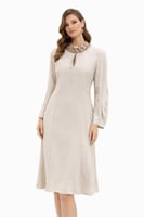 فستان أنيق بلون سكري بتطريز وردي فاخر على الياقة