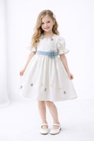 فستان بناتي أنيق بلون أوف وايت مع حزام أزرق وورود...