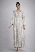 جلابية نسائية راقية باللون العاجي بطبعات ناعمة