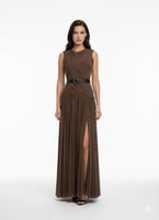 فستان أنيق بتصميم عصري بحزام مميز وشق جانبي