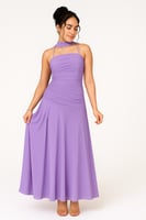 فستان سهرة وردي ناعم بتصميم مكشكش وأكتاف رفيعة