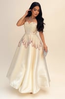 فستان سهرة منفوش بتطريز فاخر بدون أكتاف