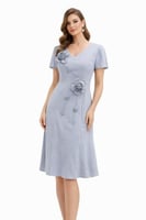 فستان سكري رمادي بتفاصيل وردية أنيقة وتصميم ناعم