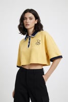 بلوزة كروب أنيقة باللون الأصفر بتفاصيل ياقة بولو
