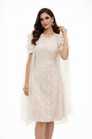 فستان سهرة قصير بتطريز ناعم وكاب تول أنيق