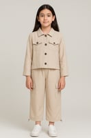 طقم بناتي رسمي بأناقة البيج وتصميم الجيوب العملية