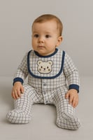 طقم مواليد أولادي بنقشة مربعات ودب كرتوني لطيف