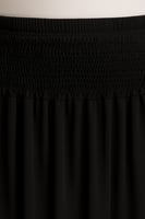 تنورة سوداء واسعة بخصر مطاطي مريح