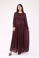 فستان سهرة أنيق باللون العنابي بتفاصيل دانتيل فاخر...