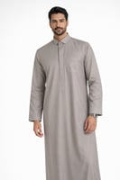 ثوب رجالي بيج رمادي أنيق – فخامة ناعمة بطابع عصري