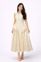 فستان نسائي بتصميم فاخر وقصة أنثوية مميزة