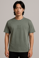 تيشيرت رجالي بلمسة فنية وطبعات بارزة – خيارك العصر...