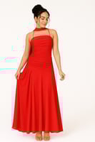 فستان سهرة وردي ناعم بتصميم مكشكش وأكتاف رفيعة