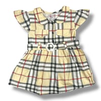 فستان طفولي بنقشة الترتان مع حزام أنيق