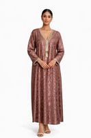 جلابية نسائية أنيقة بلون وردي مطفي بنقشات ناعمة