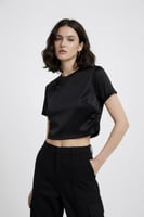 بلوزة كروب نسائية بتصميم عصري ناعم