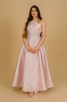 فستان سهرة وردي ناعم بكتف واحد وتطريزات لامعة