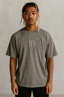 تيشيرت رجالي بلمسة فنية وطبعات بارزة – خيارك العصر...