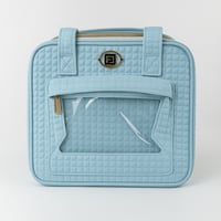 شنطة مواليد أنيقة بتصميم عملي وواجهة شفافة