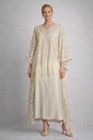 جلابية نسائية فاخرة باللون العاجي بتفاصيل دانتيل و...