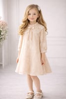 فستان بناتي بيج كريمي بتفاصيل دانتيل وياقة مطرزة أ...