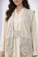 جلابية فاخرة بلون كريمي مع صديرية مطرزة ولمسات ذهب...